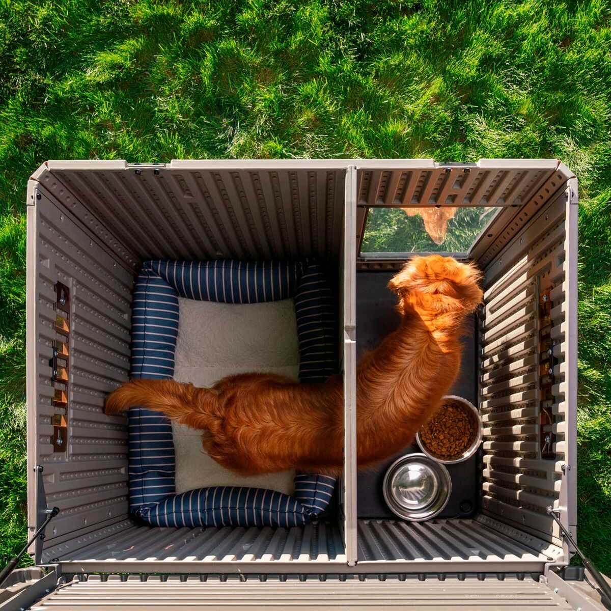 Dog House XXL Polyethylene - Cold-Resistant