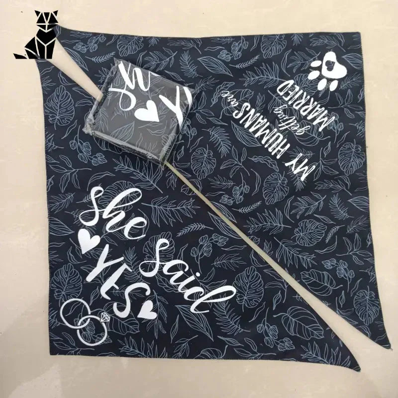 Coussin noir et blanc affichant les mots ’moments spéciaux’ de la collection Stylish Dog Bandana