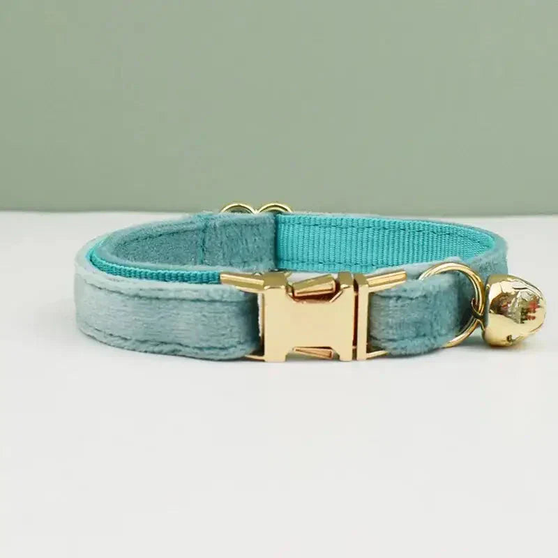 Collier pour chien en velours bleu avec des ferrures dorées de la collection Soft Velvet Cat Collar