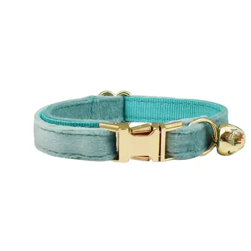 Collier pour chien en velours bleu avec des ferrures dorées de la collection Soft Velvet Cat Collar Transparent Background