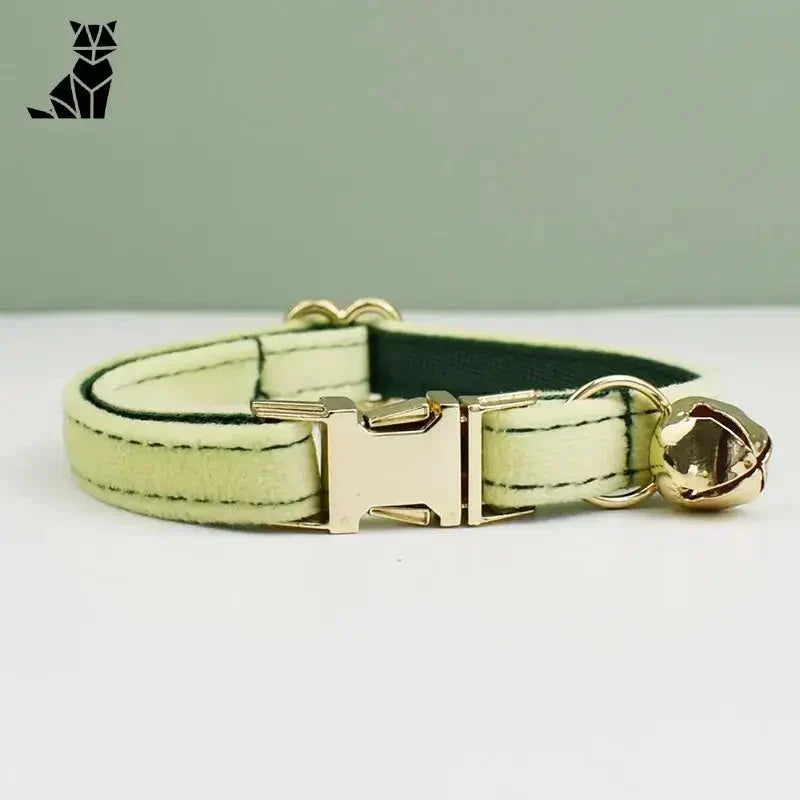 Bracelet en cuir velours vert avec fermoir doré - Collier en velours doux pour chat, texture élégante