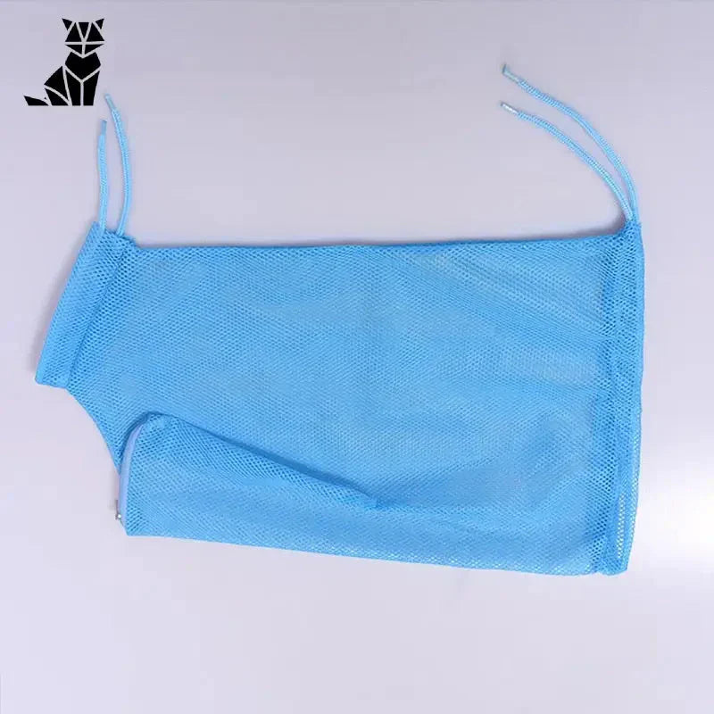 Sac en filet bleu pour le bain des animaux de compagnie sur fond blanc - Filet de bain sûr pour les animaux