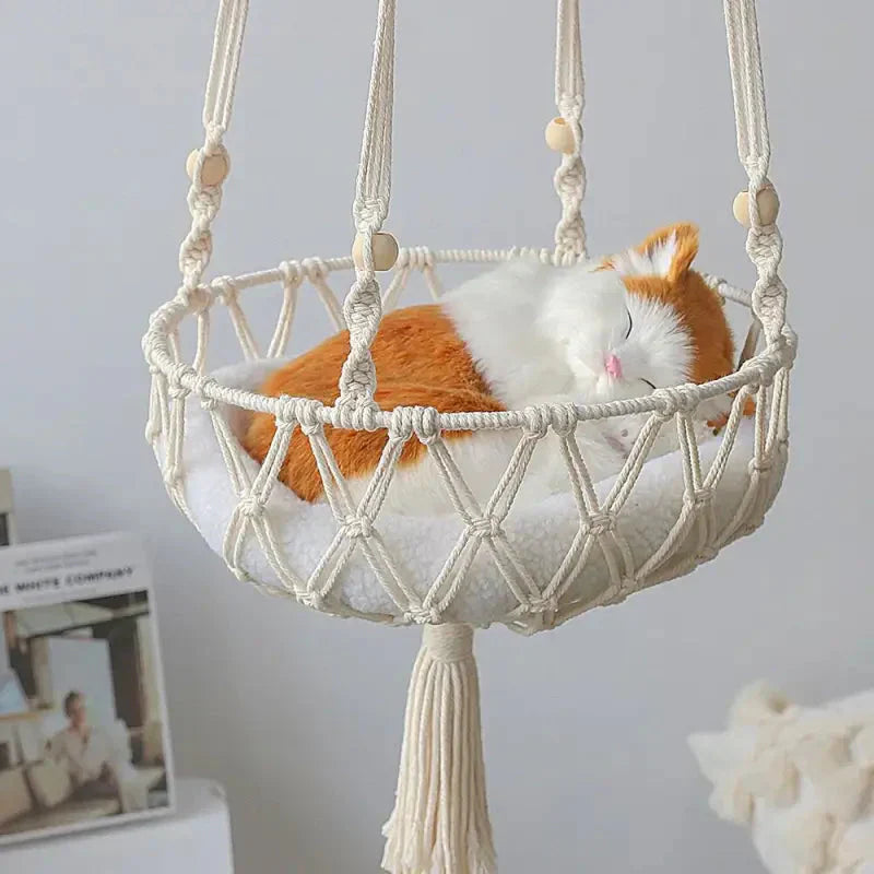 Chat couché dans le hamac en macramé Optimal Comfort pour une détente sereine et une relaxation ultime