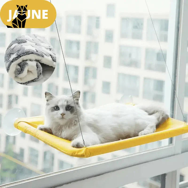 Chat se relaxant sur un lit Hamacat jaune - un coin douillet pour les animaux