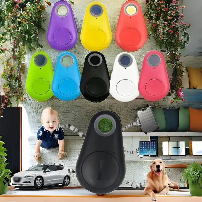 Bébé assis sur une table avec des plantes, présentant le Bluetooth Pet Locator - Real-Time Tracking tech