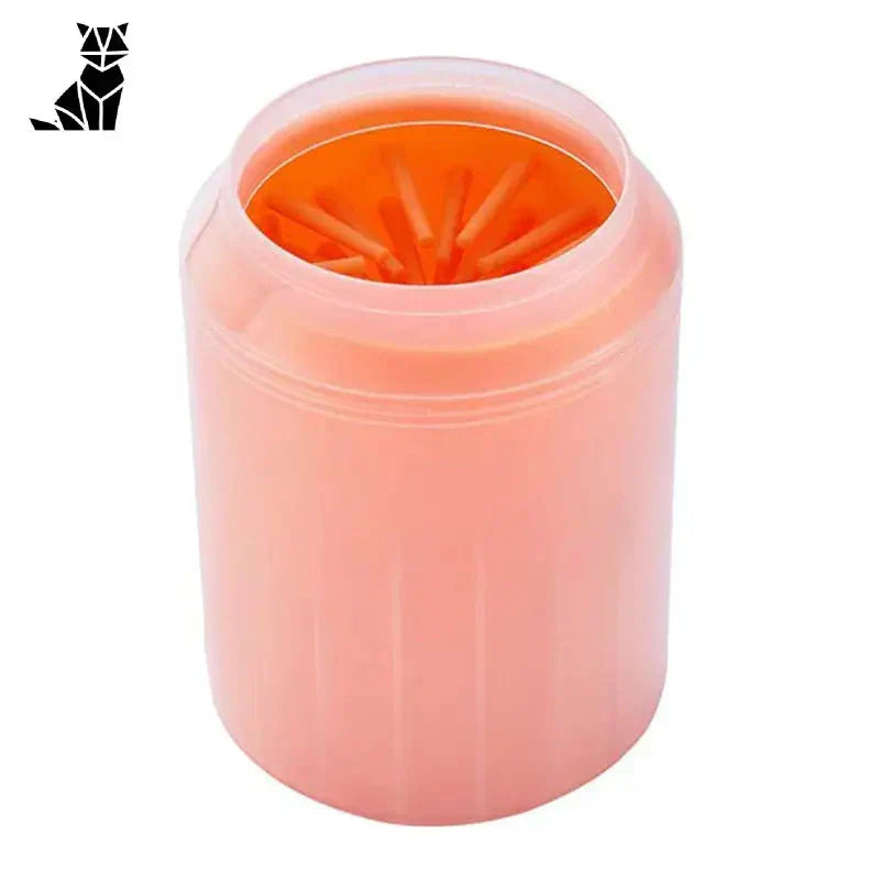 Nettoyant pour pattes de chien en silicone rose dans un récipient en plastique