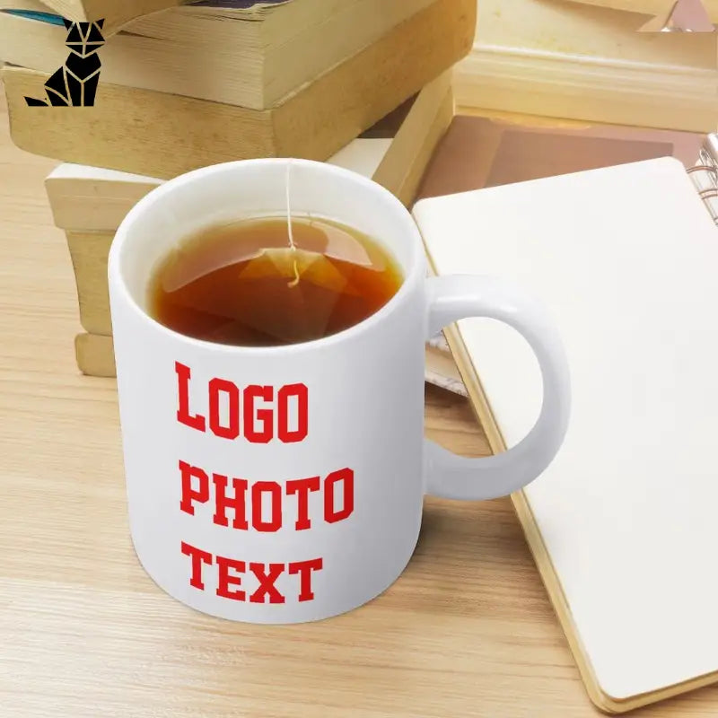 Tasse de thé dans un mug en forme de chat à côté d’un cahier sur une table - Tasse à Chat Personnalisé