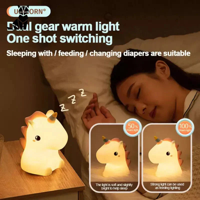 Femme dormant dans son lit avec une veilleuse LED de Cute LED Night Light for Soft Light